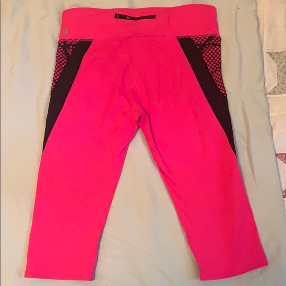Size M gently used Fabletics crops. - Picture 2 of 3
